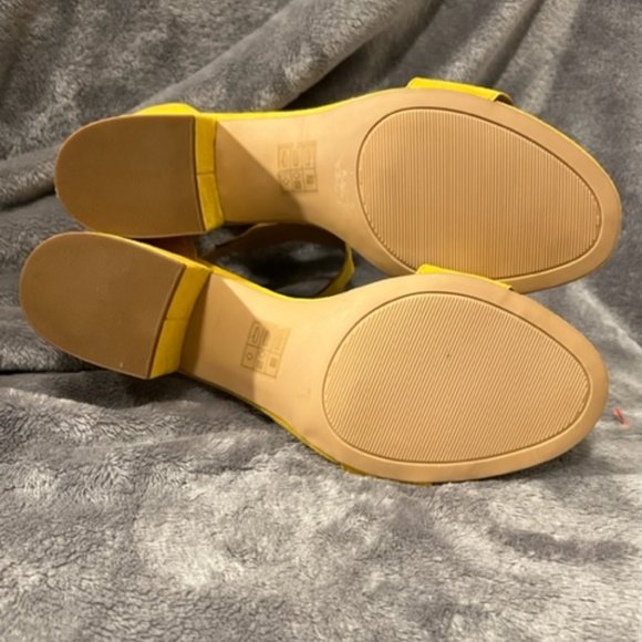 NWOT Versatile, comfy, fashion-forward 11wide yellow sandal - Picture 4 of 4